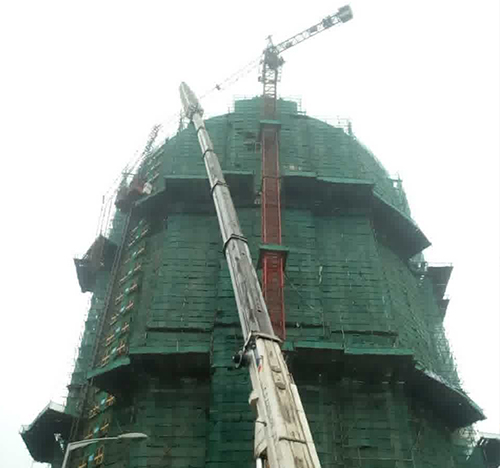 兴仁吊车在工地上作业